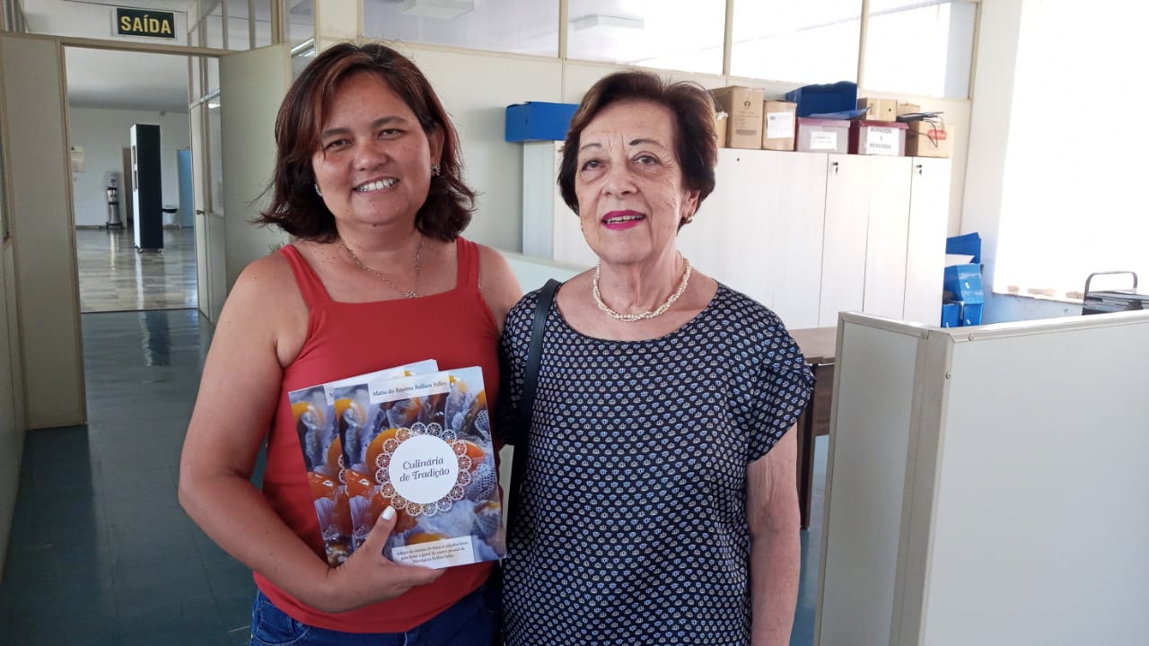 Foto 2 de 3 — Bibliotecas e instituições de ensino de Araraquara recebem o livro Culinária de Tradição, de Maria do Rosário Rolfsen Salles